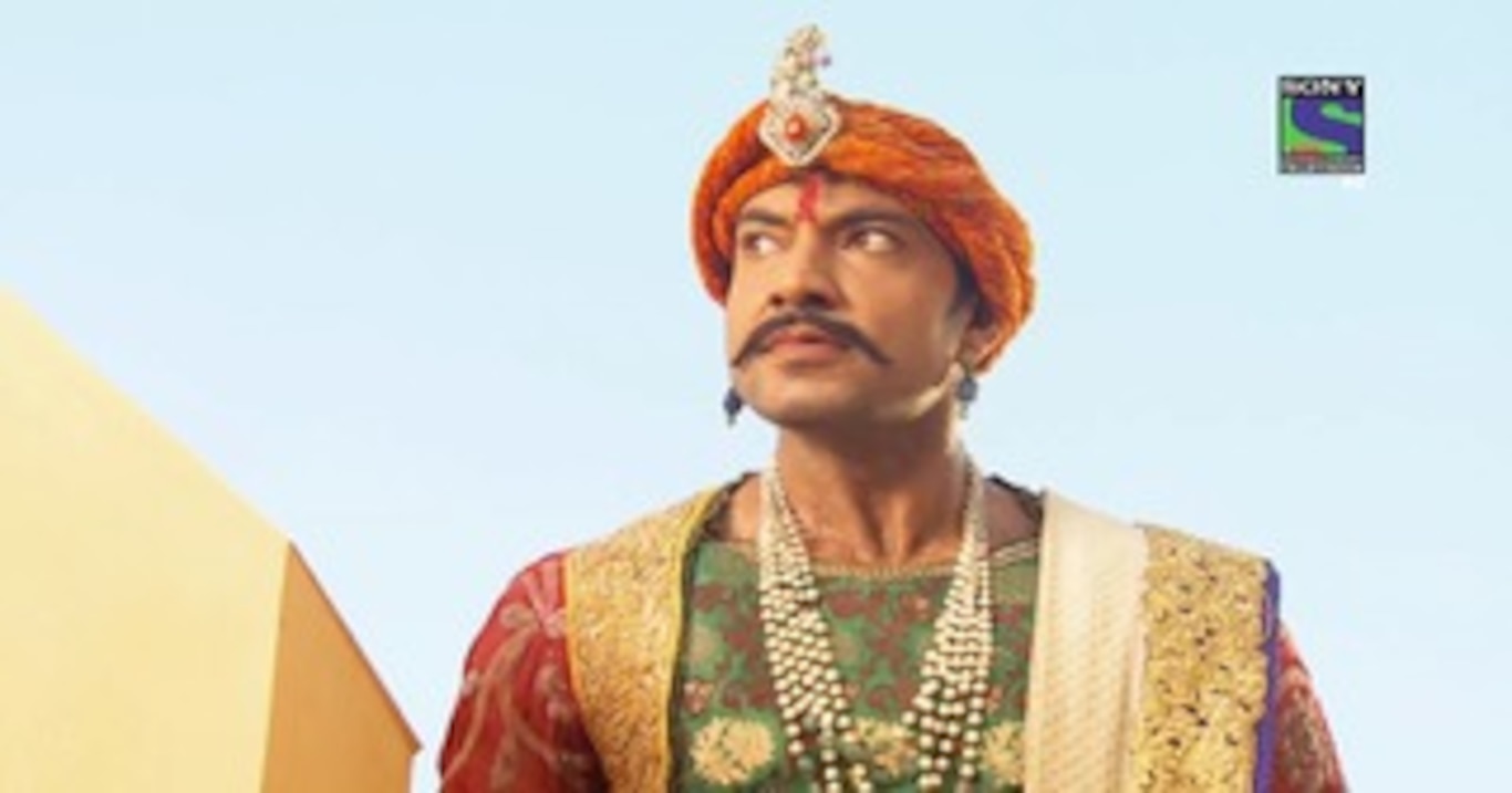 Akbar lights a cannon and fires towards the fort