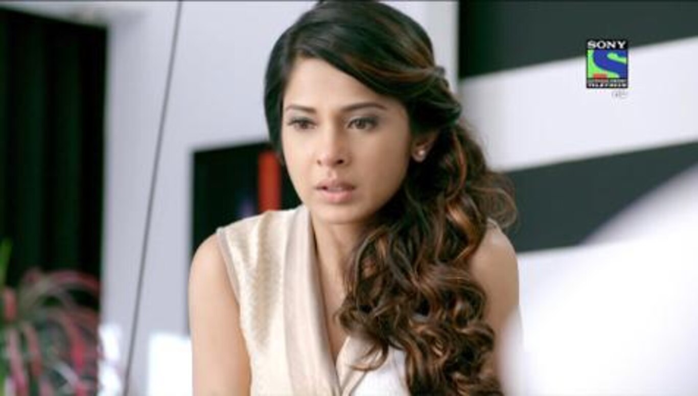 Arjun Traps Maya in Elevator