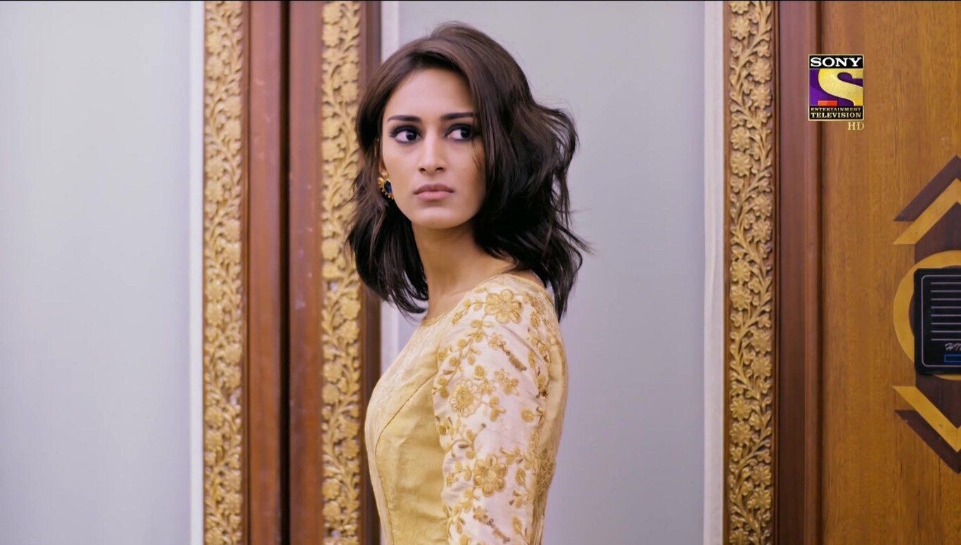 Dev Returns Sonakshi Her Trophy