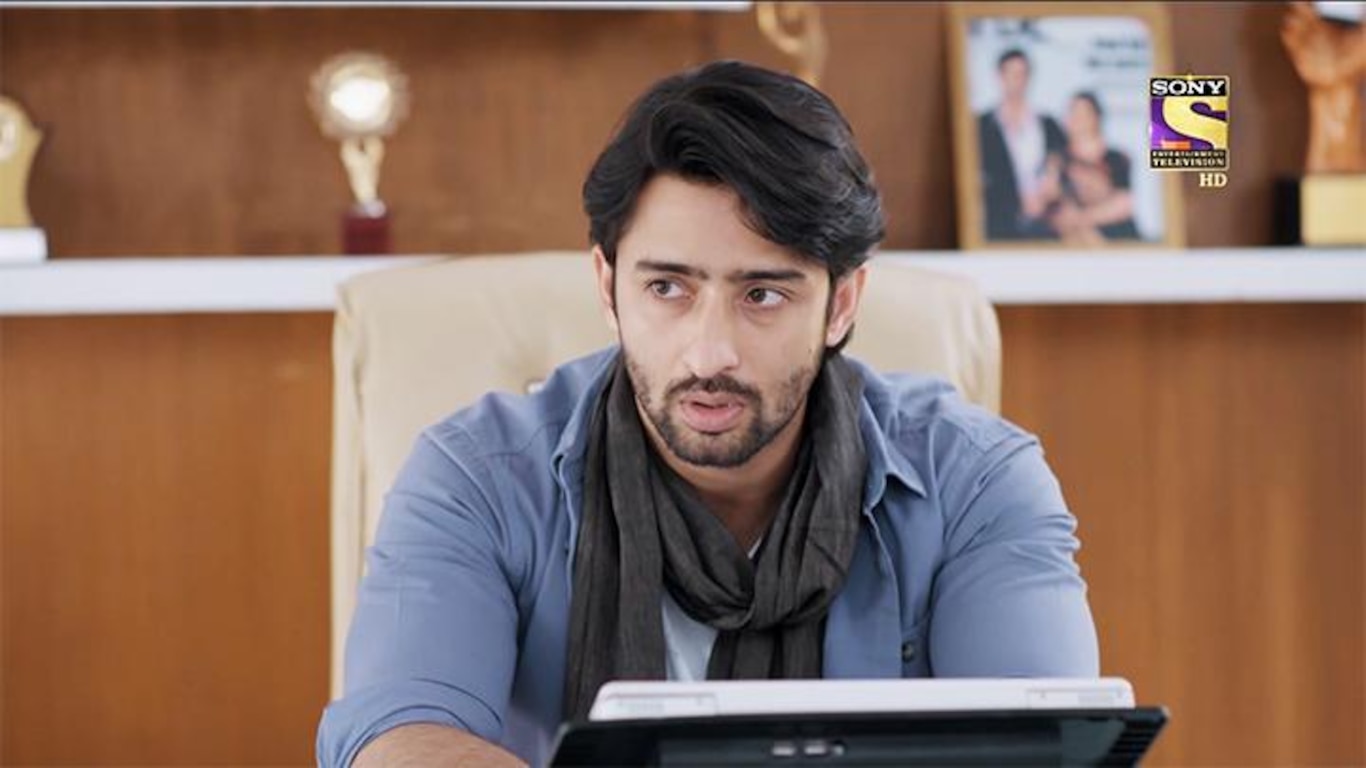 Dev Welcomes Sonakshi To His Office