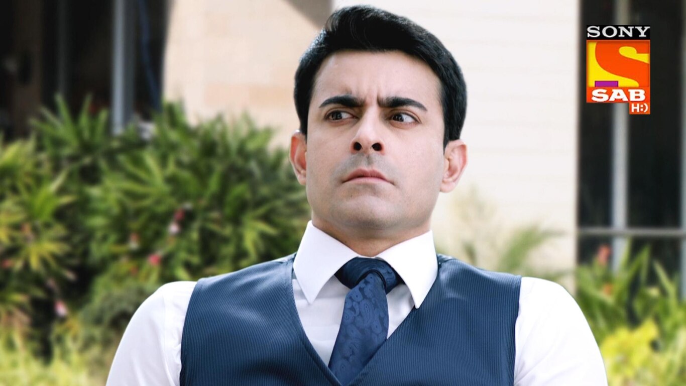 Abhijeet Tries Finding Gayatri