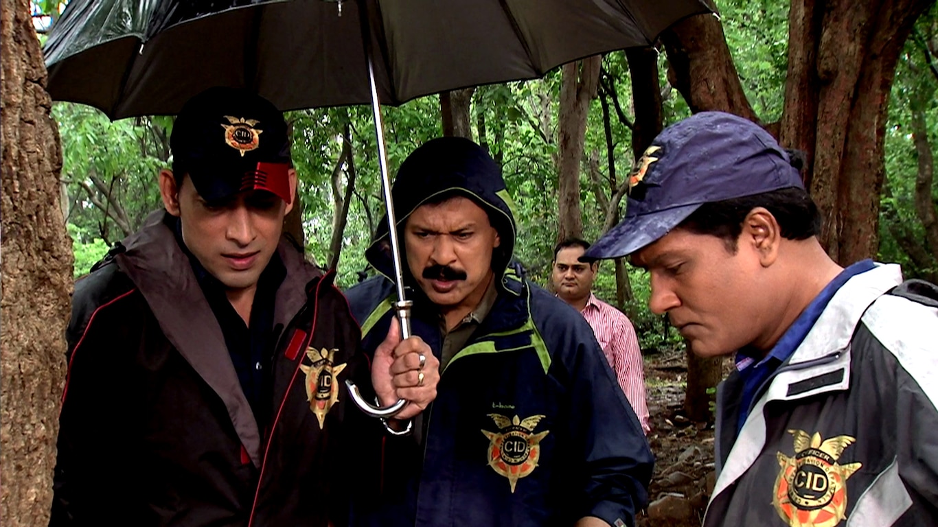 Raaz Teen Laashon Ka