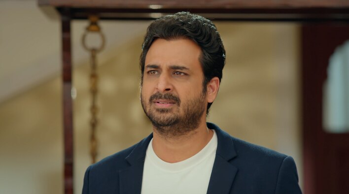 Neighbours Suspicious Of Ravinder from Tera Yaar Hoon Main 