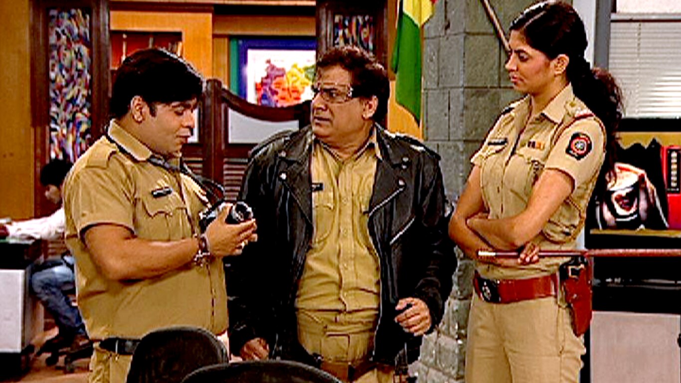 Sapna Meets Raju And Tries To Impress Him