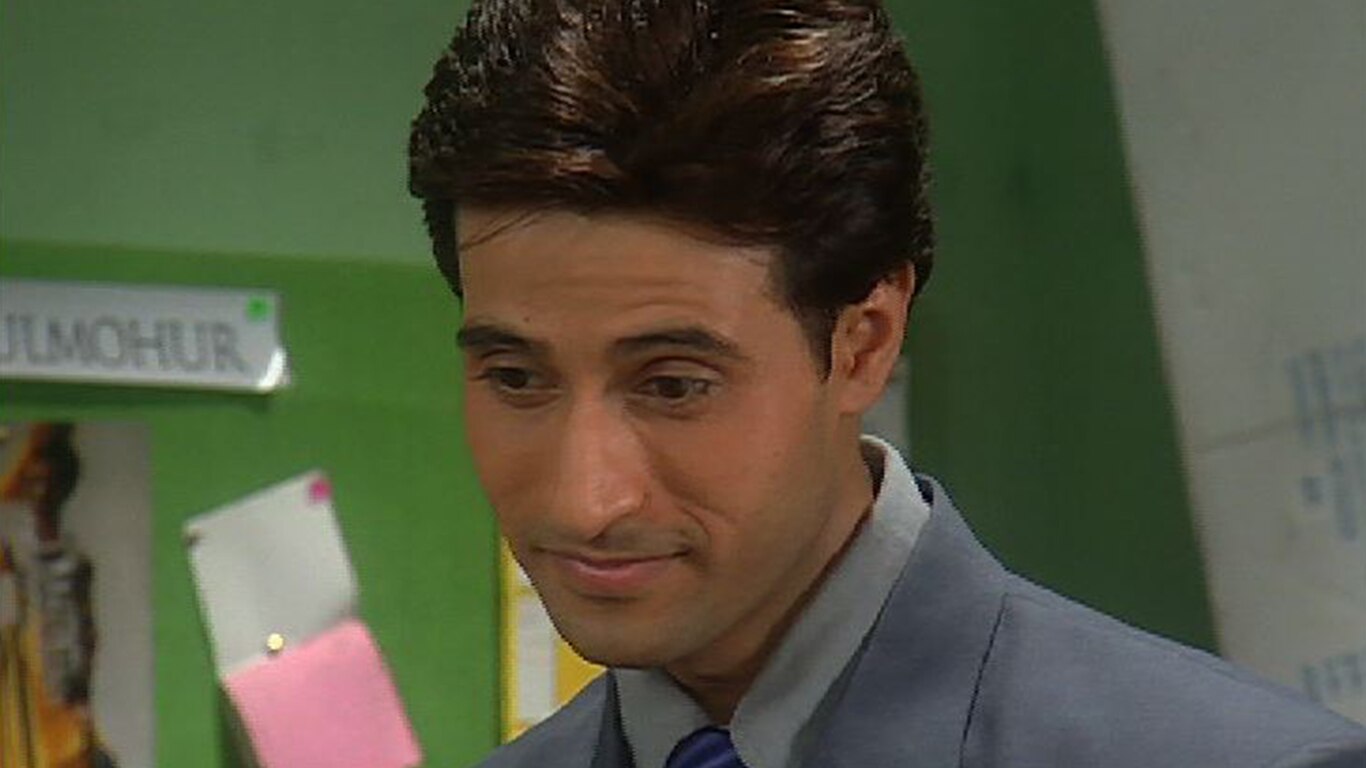 Jassi Tries To Hide The Prank Photo
