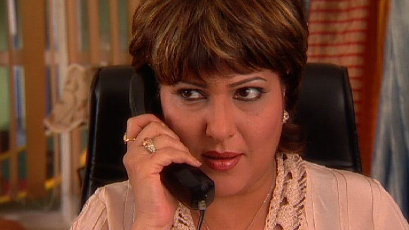 Mallika Keeps An Eye On Jassi