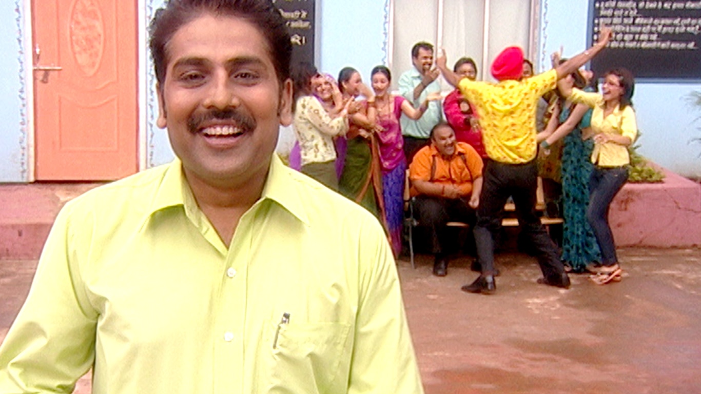 Taarak Mehta Ka Ooltah Chashmah – Taarak Mehta Introduces Himself And Society Members