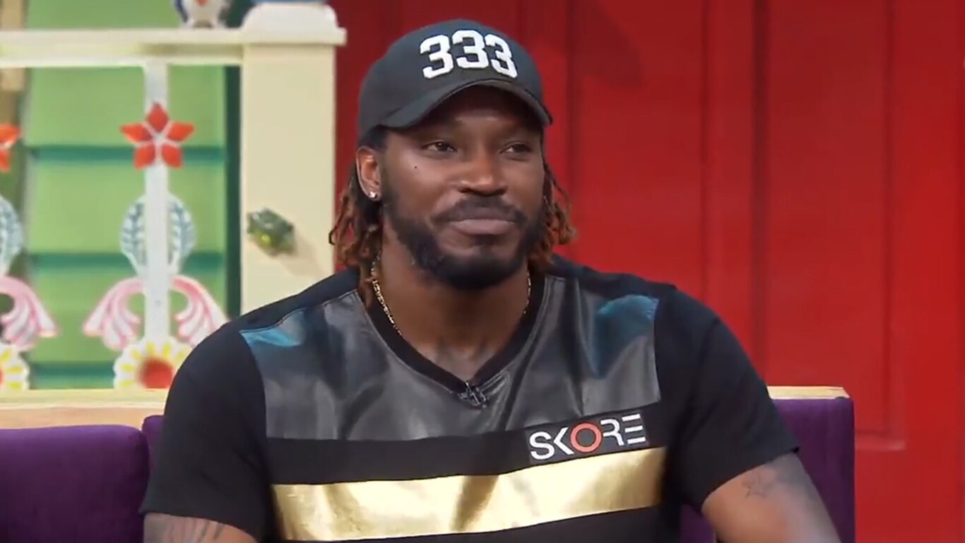 Gayle Storms while Kanika Sings