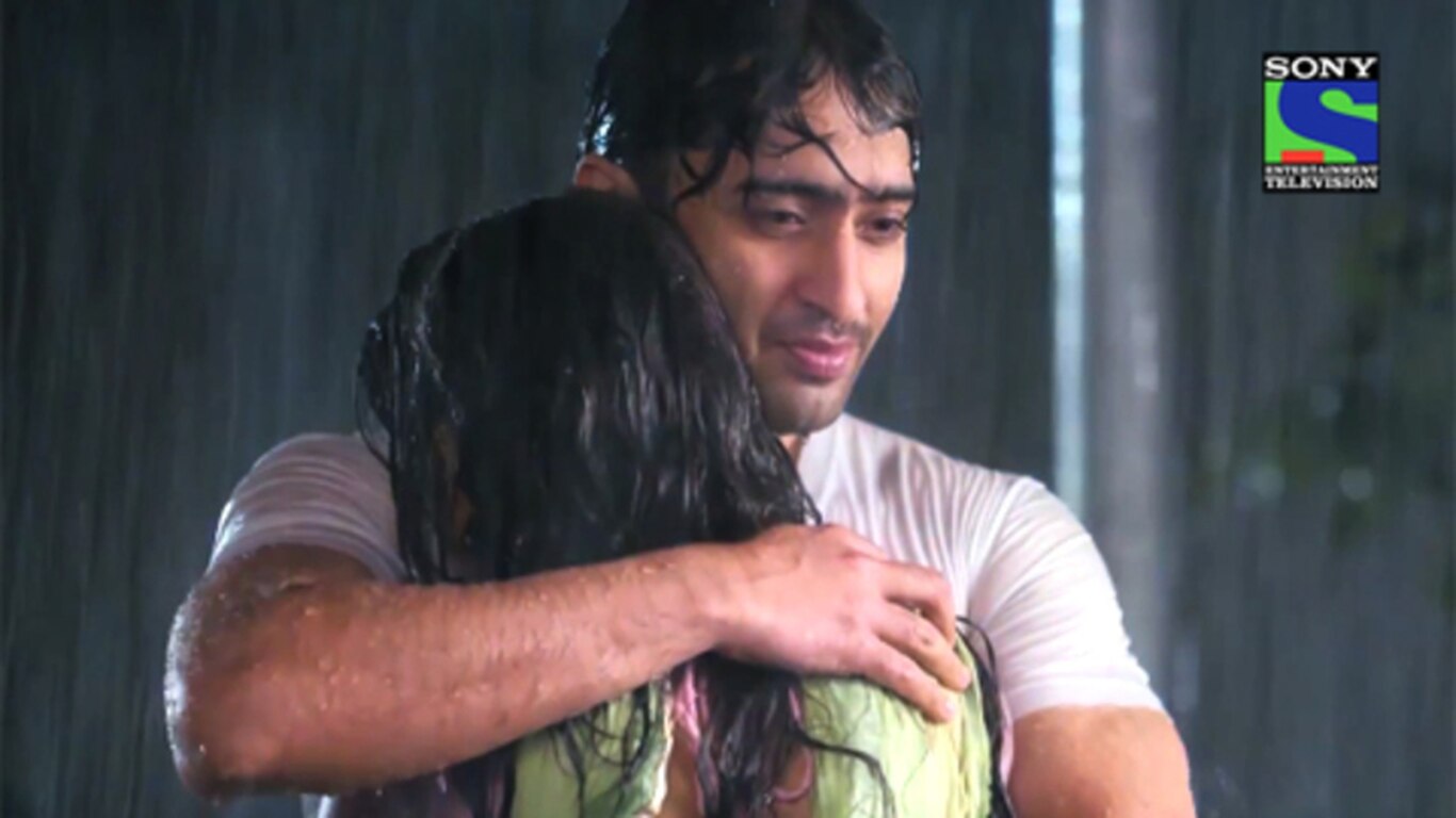 Dev waiting for Sonakshi in Rain