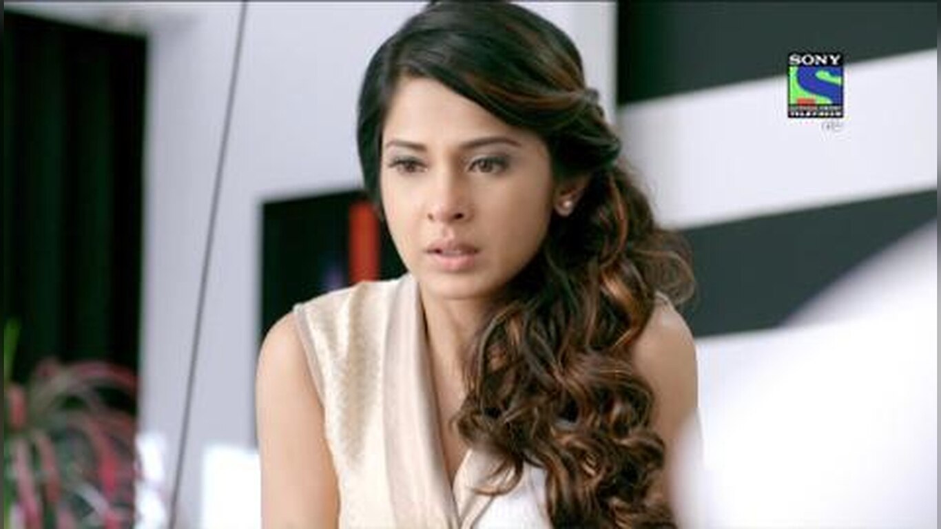Arjun Traps Maya in Elevator