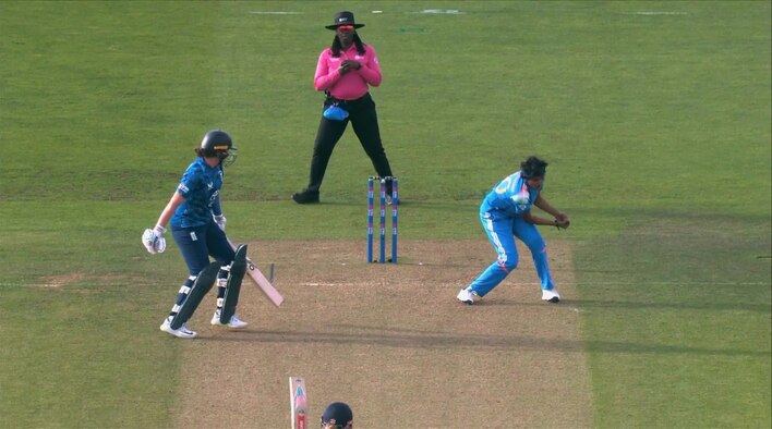 Dropped! Emma Gets Lucky As Charani Fails To Hold Onto It from India Women's Tour of England 2025 