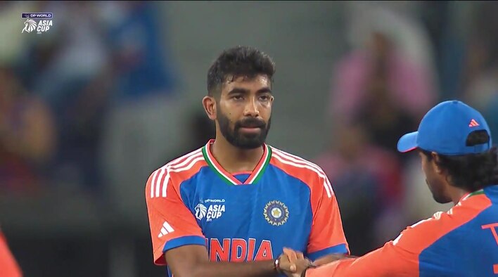 Wicket! Haris Tries To Muscle Bumrah Away, Only To Gift A Catch To Pandya from Asia Cup 2025 