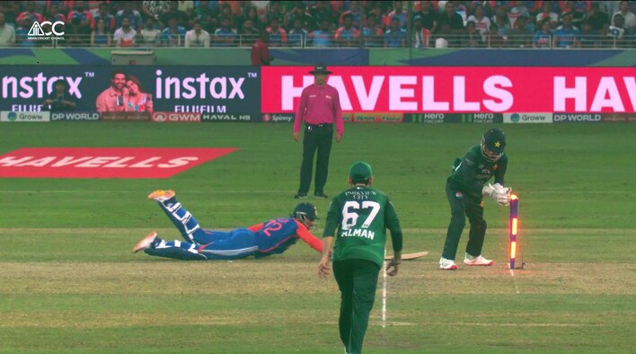DRS! Tilak Dives To Safety As Pakistan Fails To Dislodge Bails from Asia Cup 2025 