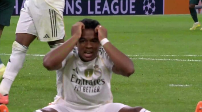 Chance! Endrick's Dazzling Solo Effort Gets Denied By The Post from UEFA Champions League 2025/26 