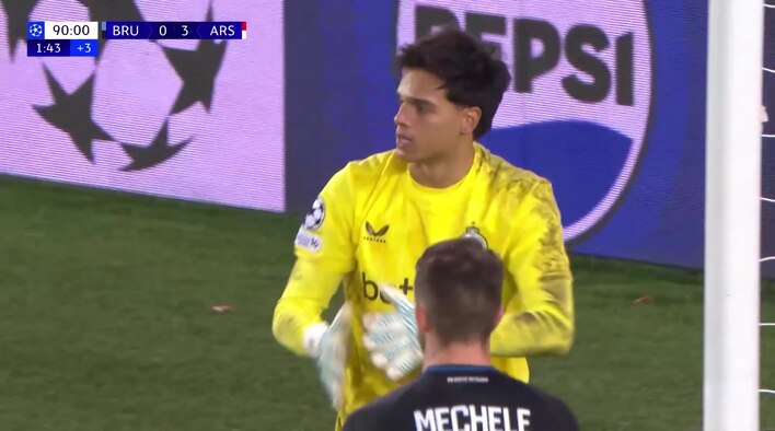 Save! Van den Heuvel Denies Nwaneri With Quick Reflex from UEFA Champions League 2025/26 