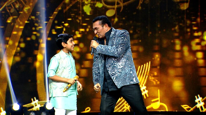 Abhijeet Bhattacharya Sings With Atharv from Superstar Singer season 3