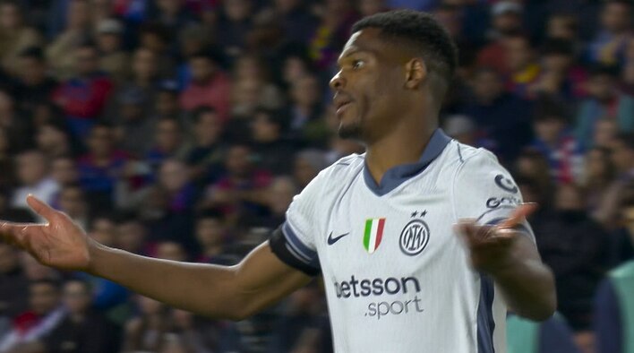 Dumfries Overpowers Barca's Defence from UEFA Champions League 2024-25 