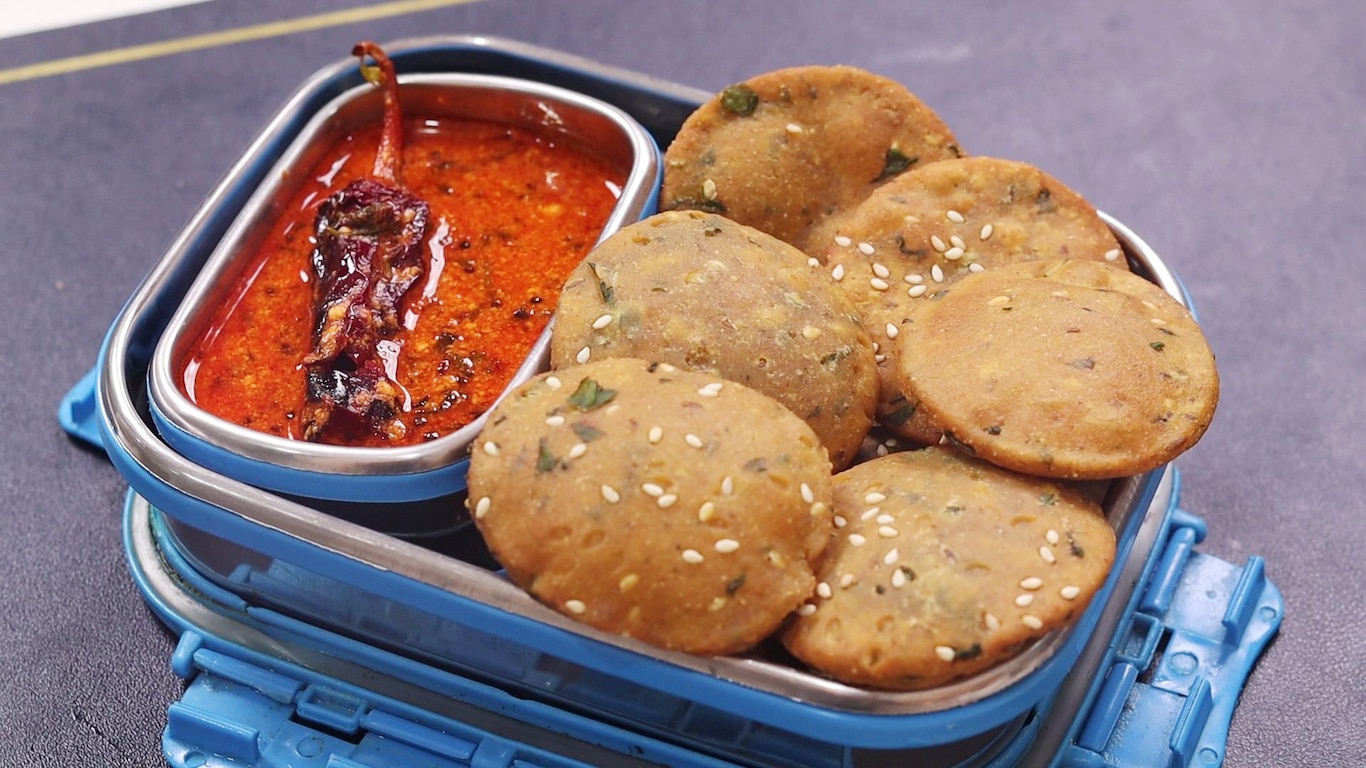 Palak Batatyachi Puri Ani Tadka Dahi