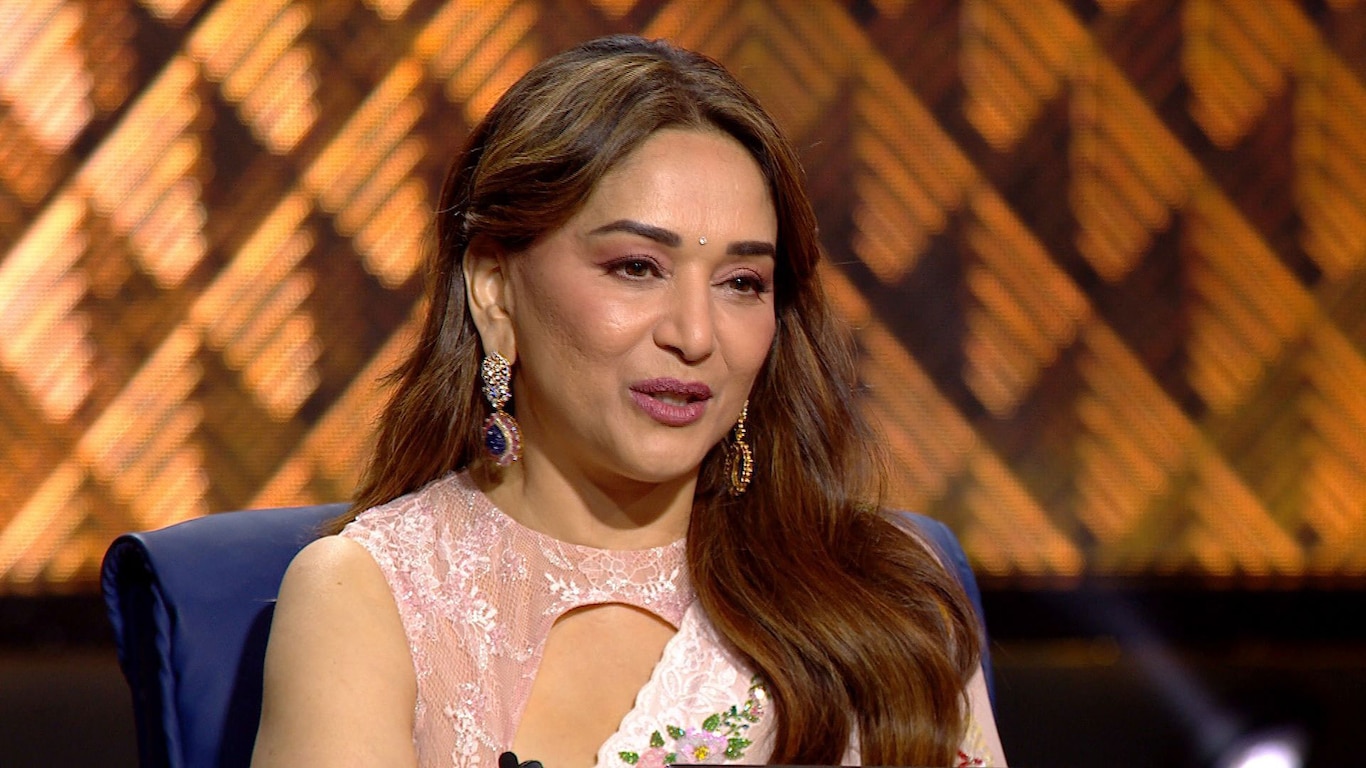 Big B Welcomes Madhuri Dixit To The Hot Seat